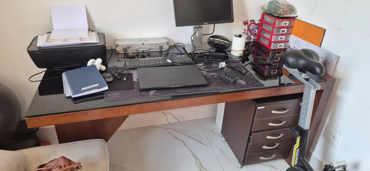 Mesa de madeira com vidro 