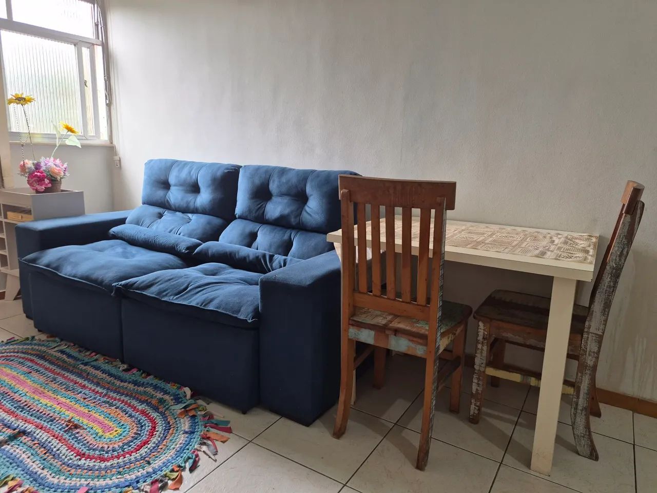 Vendo Conjunto de Sofá Retrátil com 200cm e Mesa com 2 Cadeiras de Madeira Maciça Rústica  - Foto 2