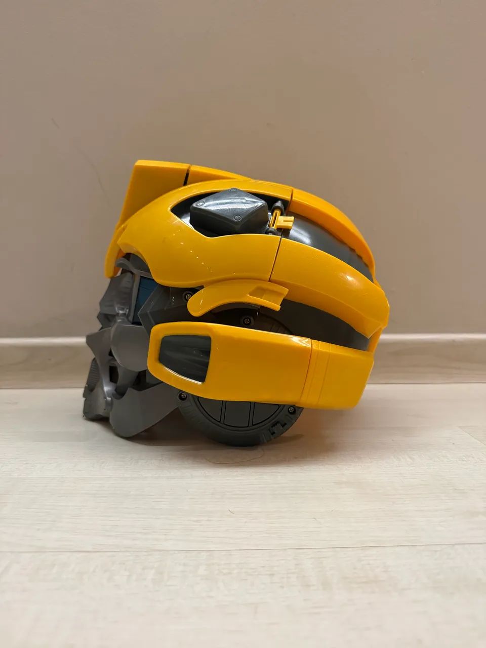 Máscara/capacete bumblebee transformers - Foto 2