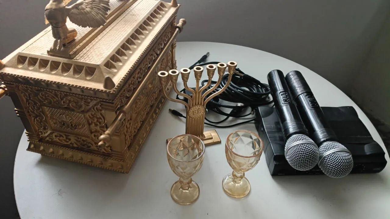 Microfone e arca da aliança 