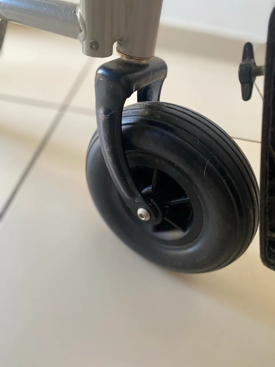 Vendo cadeira de rodas pouco usada - Foto 5
