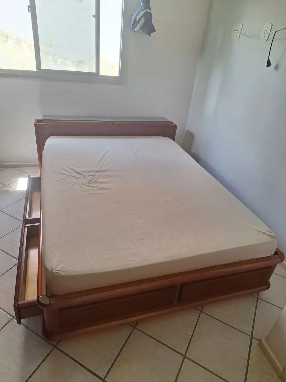 Cama de casal em mogno.