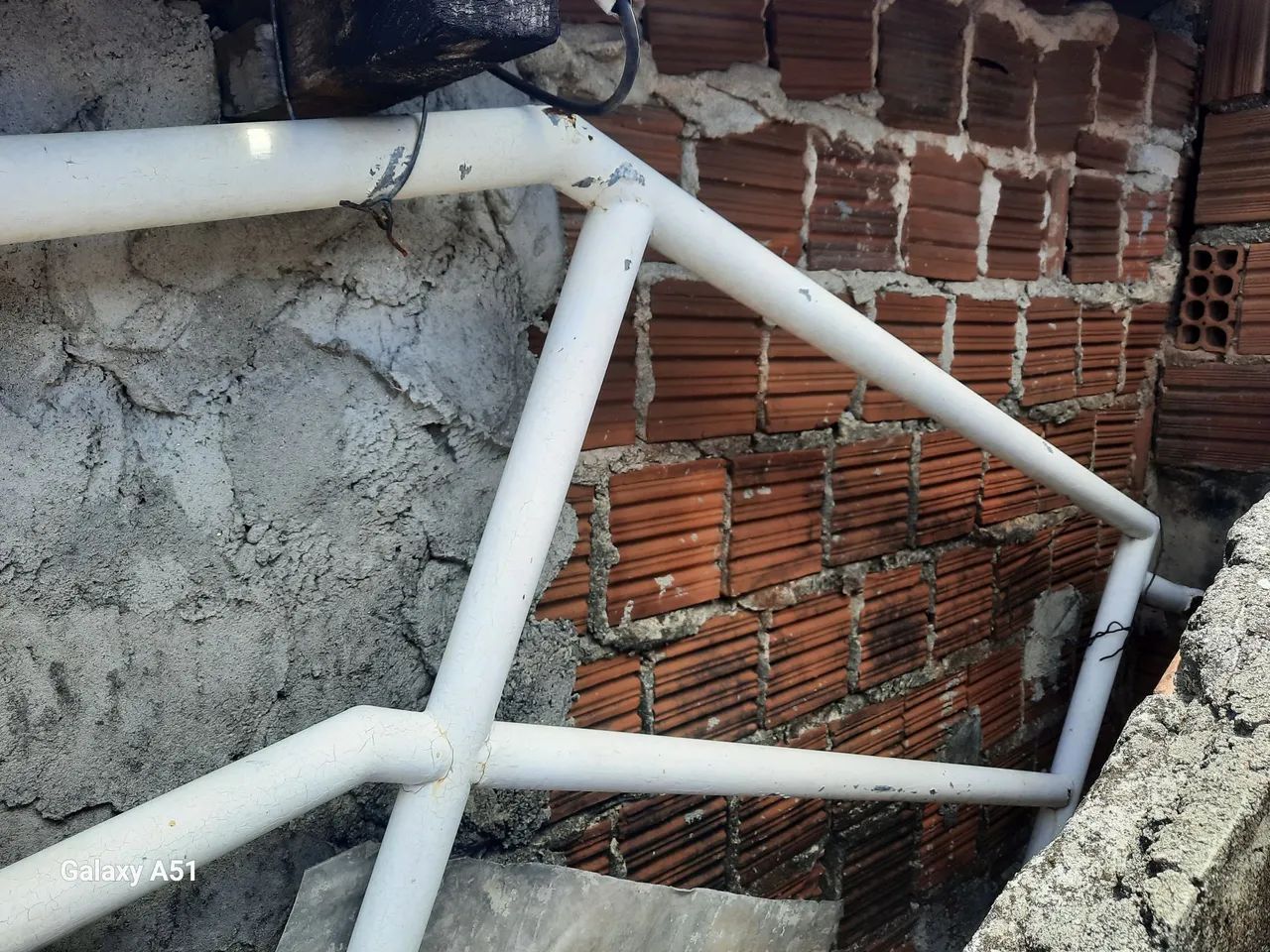 Corrimão de Ferro Galvanizado em bom estado 4,20 metros por 89 centímetro de altura  - Foto 2
