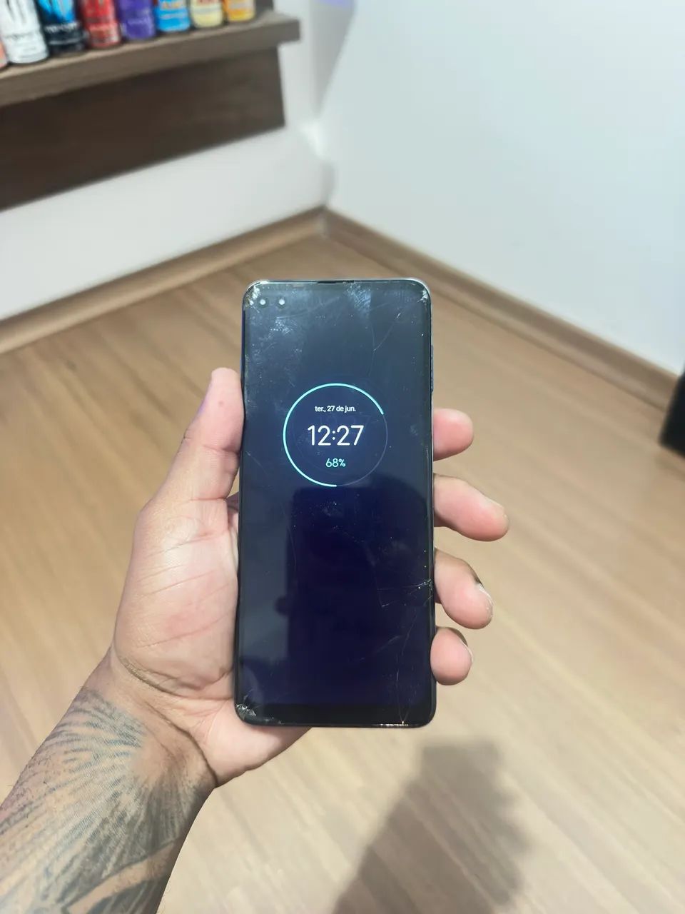 Celular semi novo porém conservado 