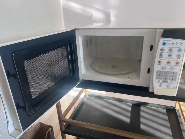 VENDE-SE MICROONDAS ELETROLUX USADO - Foto 3