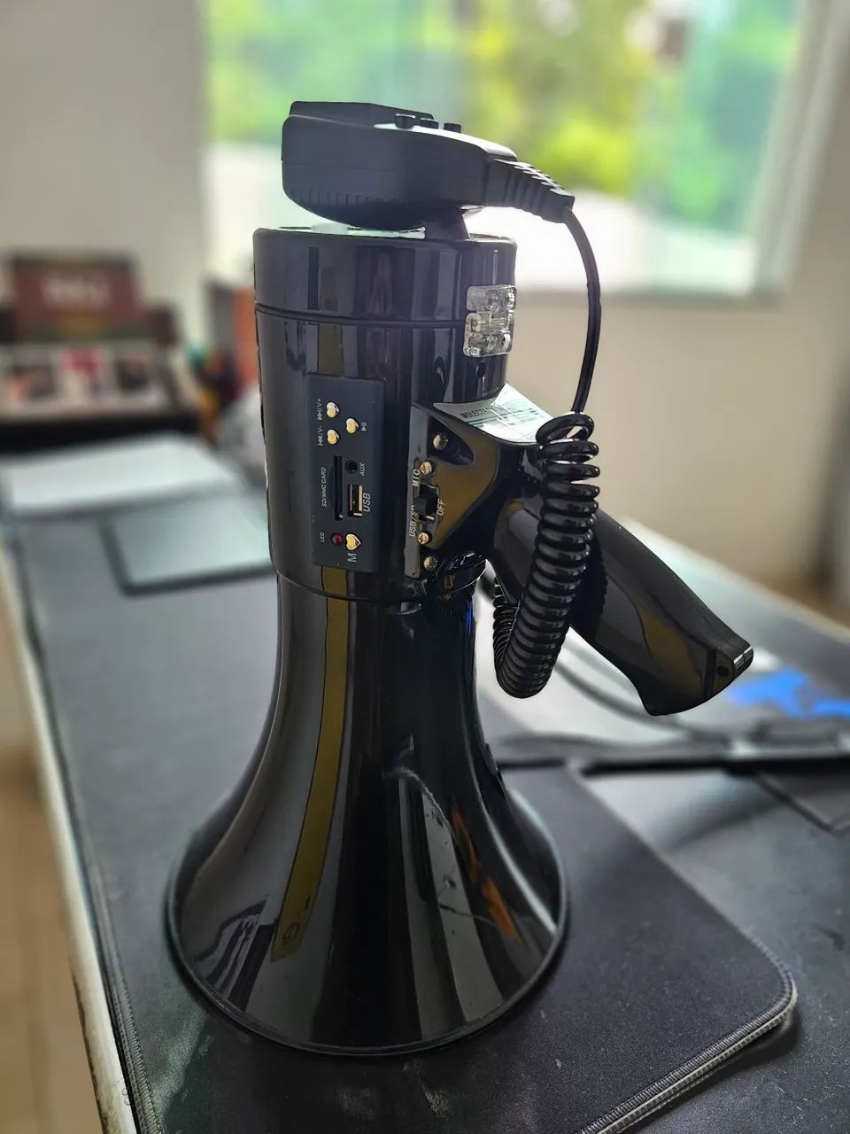 Megafone Profissional Recarregável Com Sirene E Controle "Lelong"