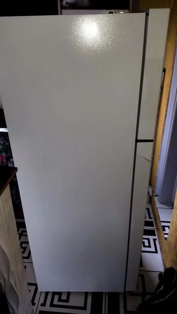 Estou vendo uma geladeira da marca Midea nova com nota 