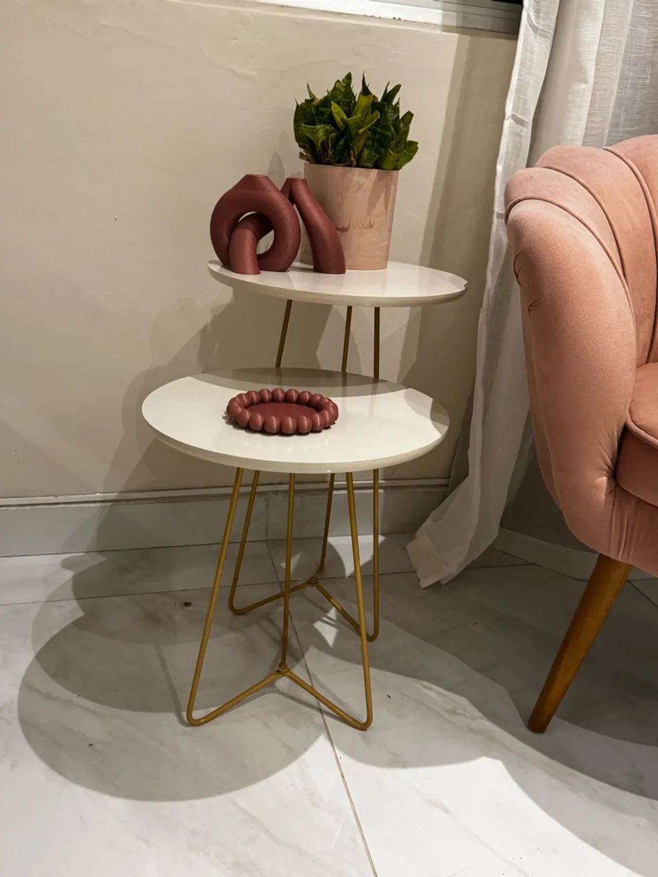 Par de Mesinhas de Canto em MDF e Metal Dourado - Foto 2
