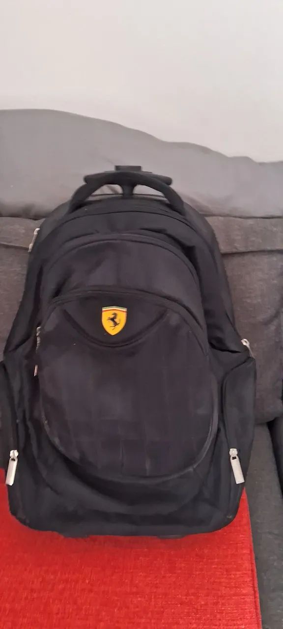 Mochila preta com rodinhas