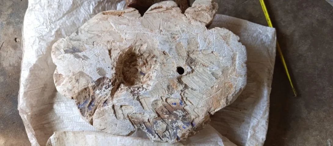 Peça antiga feita com pedra sabão pesa mais ou menos uns 20kg É uma Peça, uma cara antiga  - Foto 4