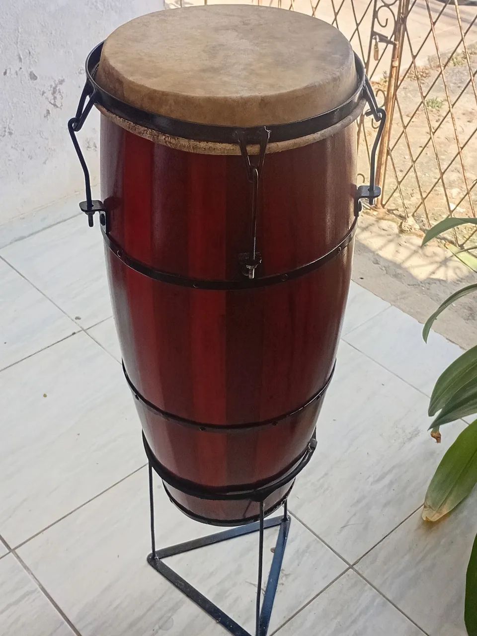 Atabaque de 90 cm com suporte de ferro - Foto 2