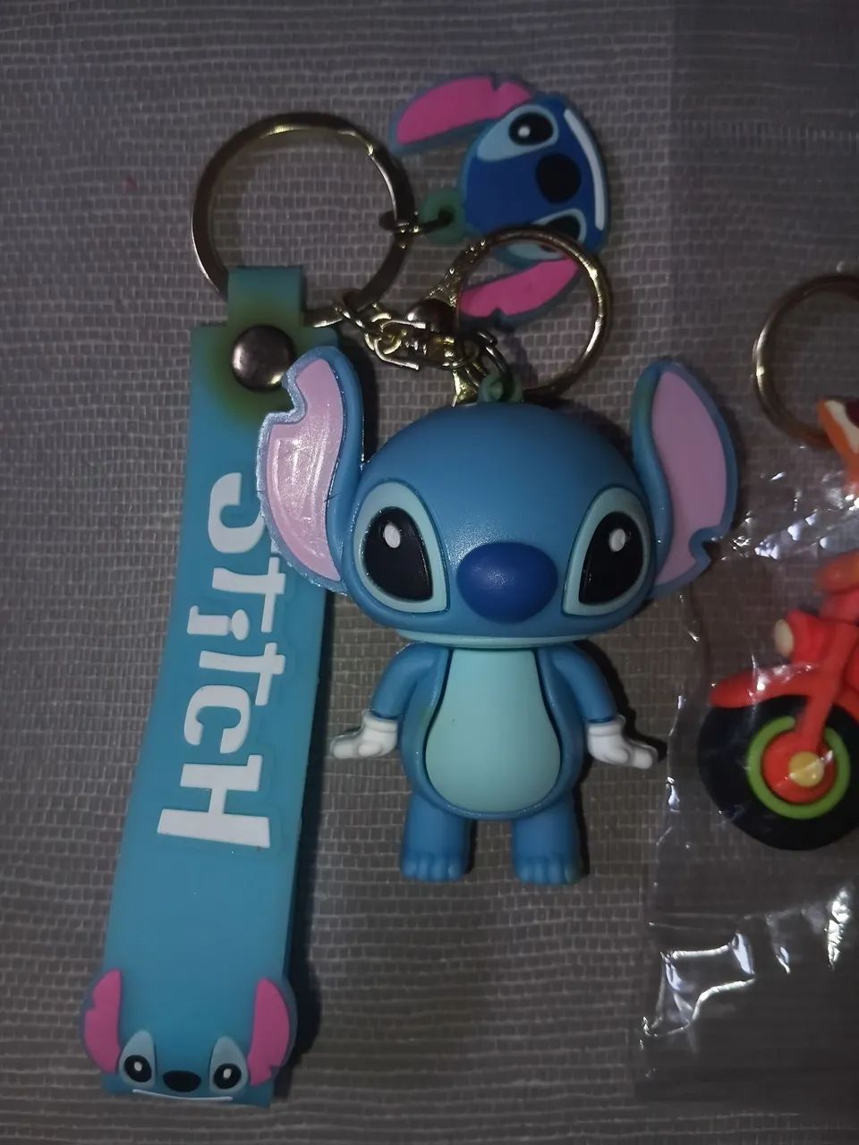 Três chaveiros 2 ZOOTROPOLIS 1 Stitch material borracha  - Foto 4