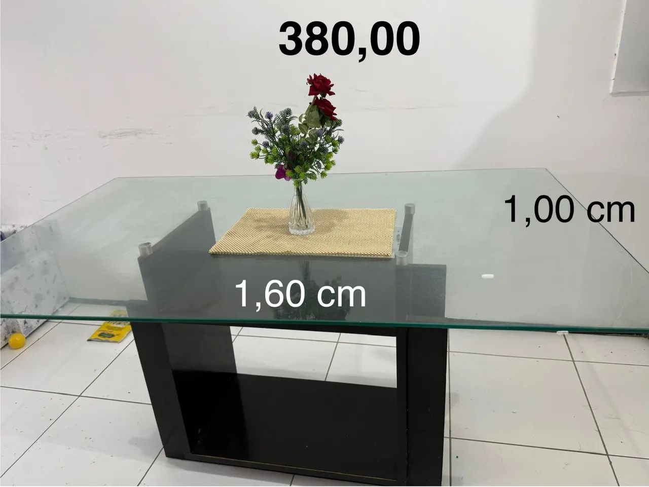 Mesa de vidro e sofá 