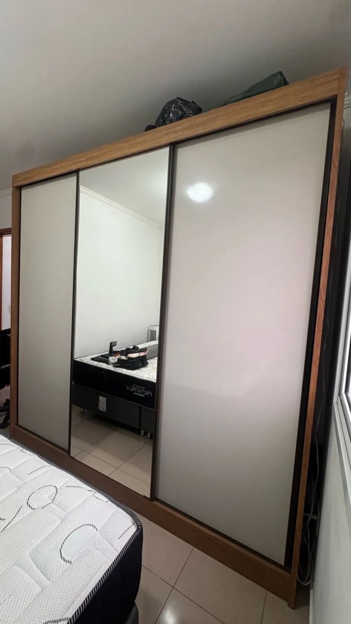Guarda roupa grande e lindo - 3 portas e espelho
