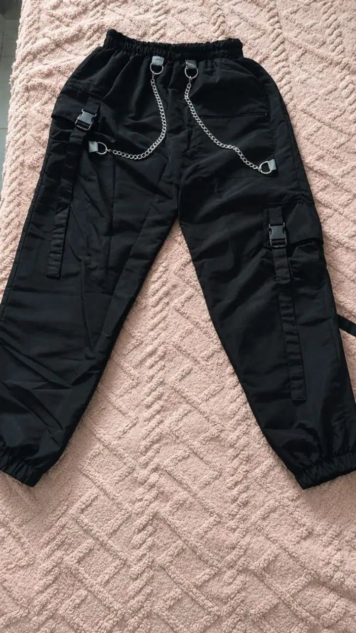Calça preta com corrente 