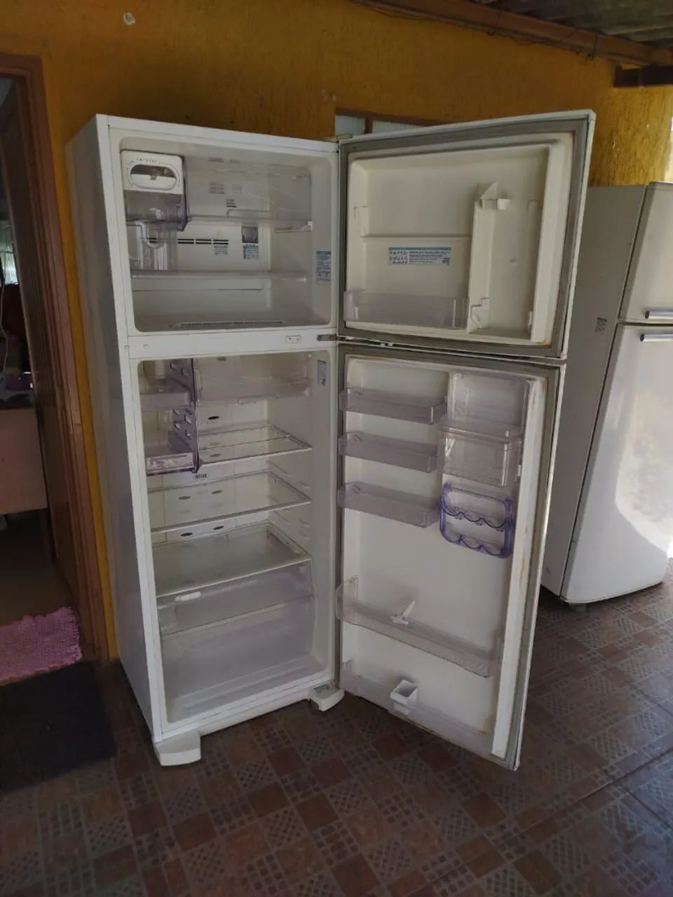 Geladeira Eletrolux Frost Free funcionando perfeitamente 