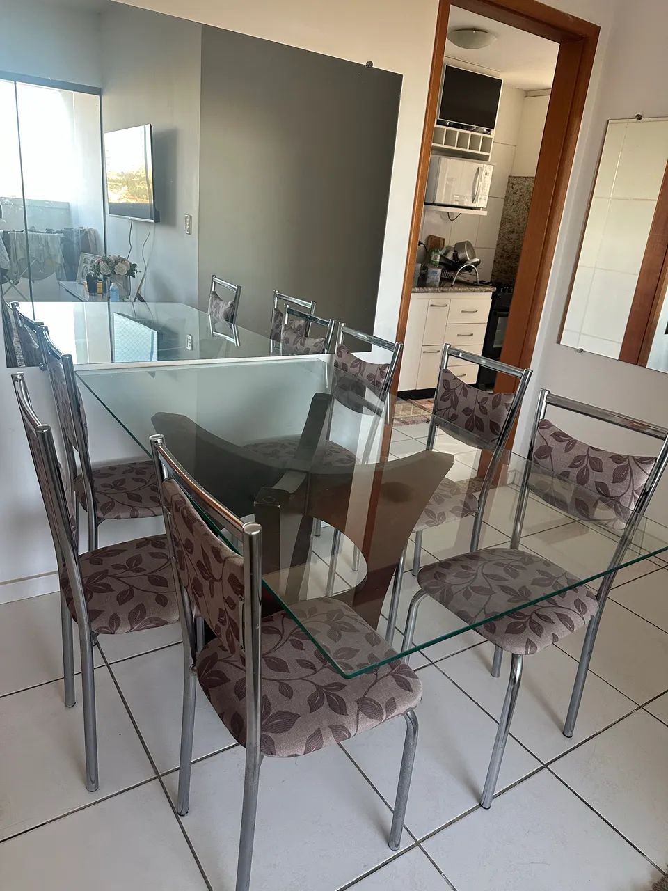 Mesa de vidro com seis cadeiras  - Foto 2