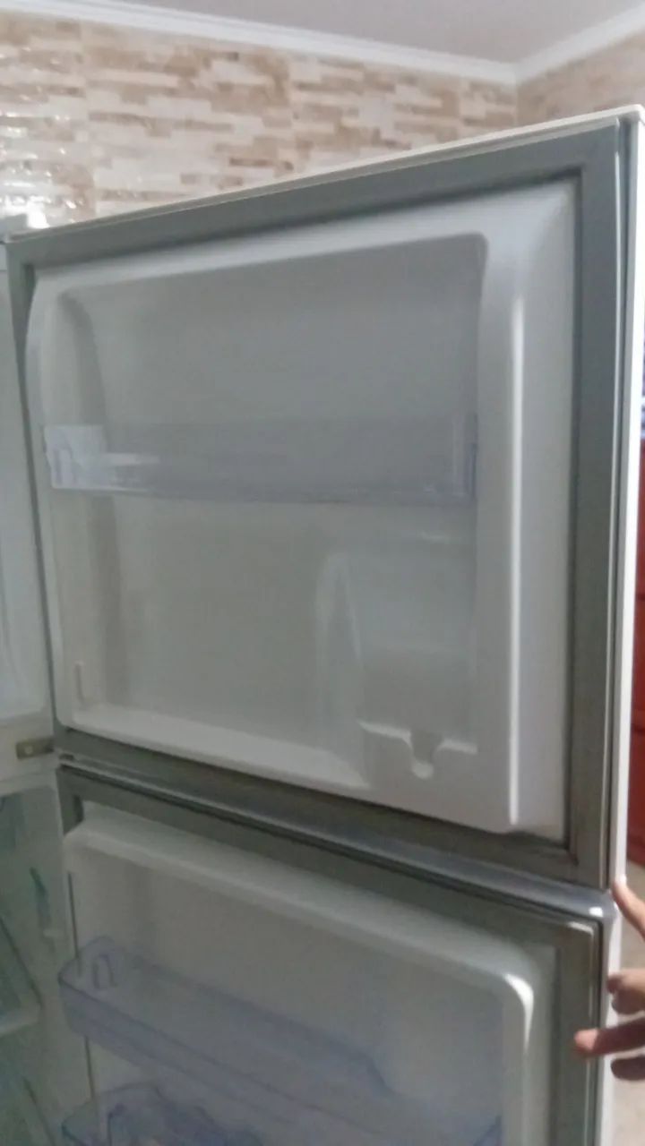 Electrolux DFN41 371L 127v 1300,00$ - Foto 4