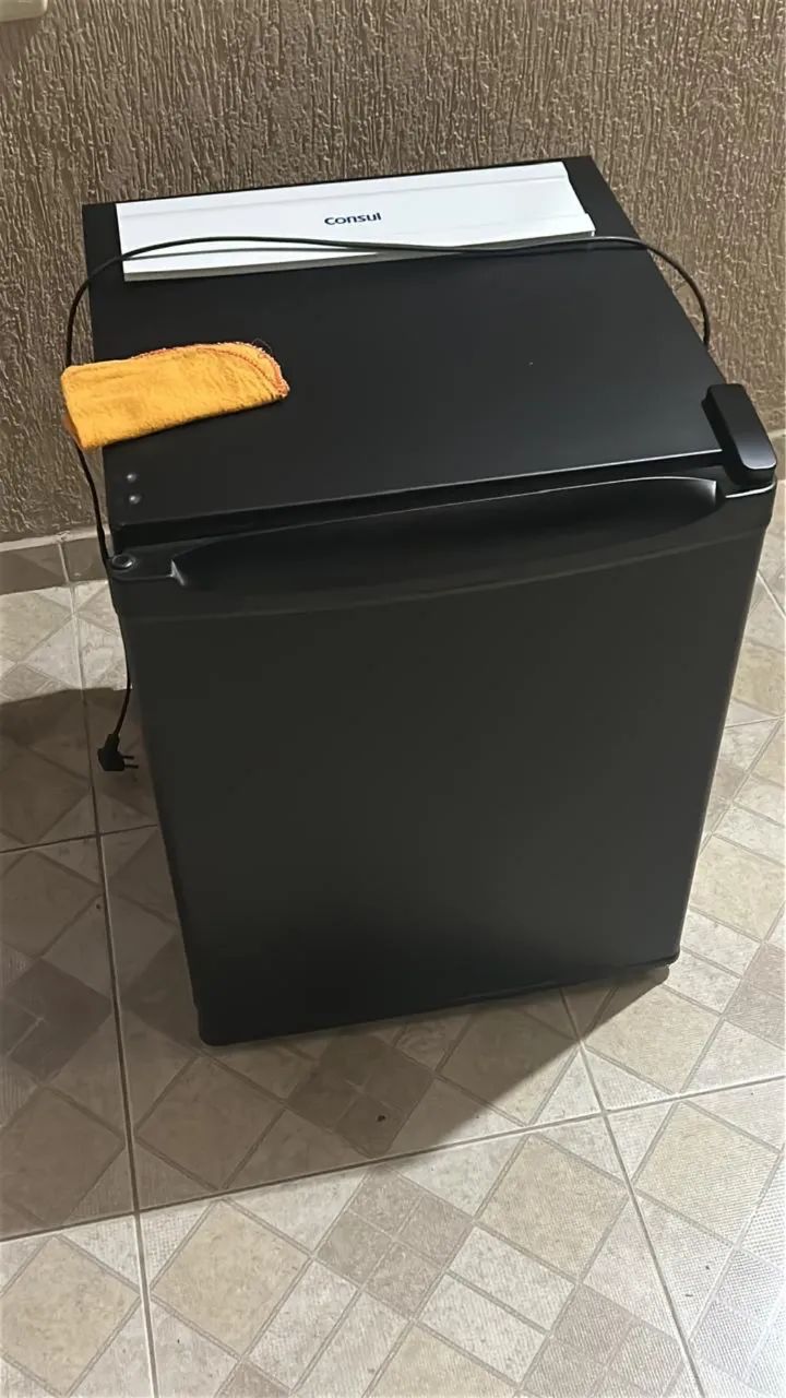 Frigobar Consul 80 litros, 127v.
