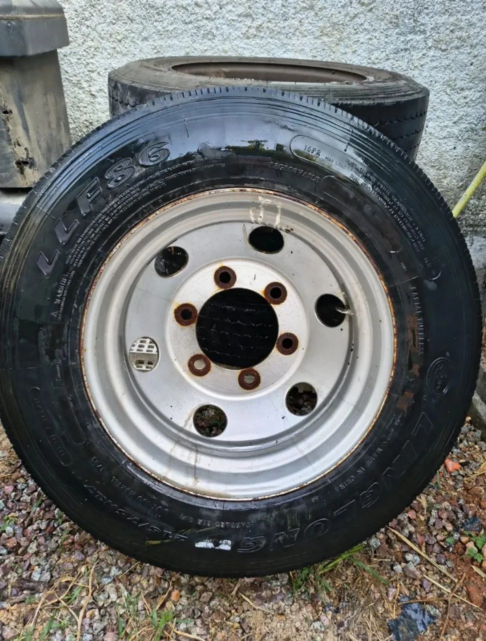Vendo pneus, caminhão 3/4 - Foto 2