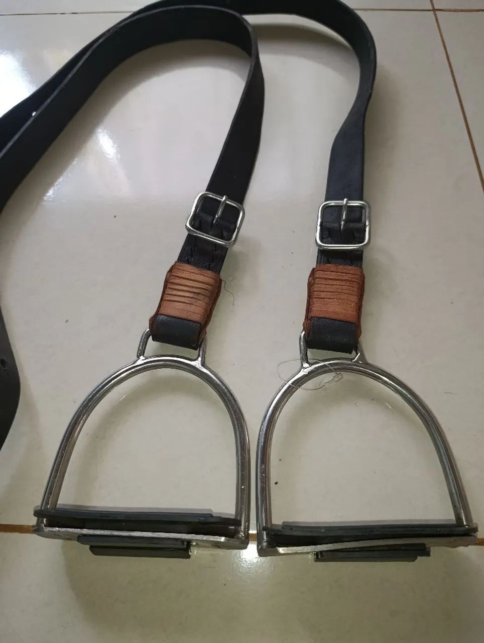 Par de estribos em inox com cabo de couro 