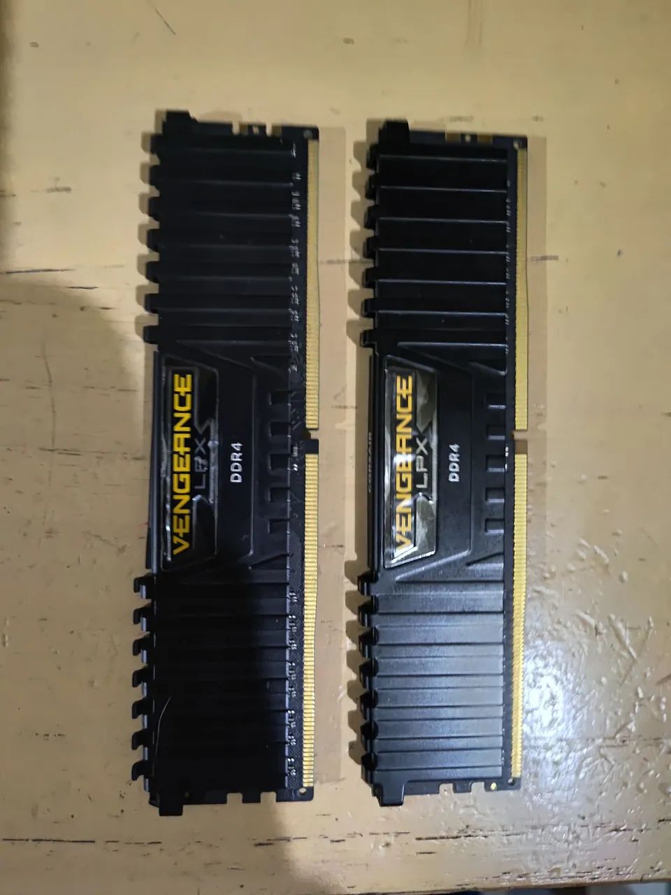 2x8 Corsair Vengeance LPX DDR4 com DEFEITO - Memória RAM