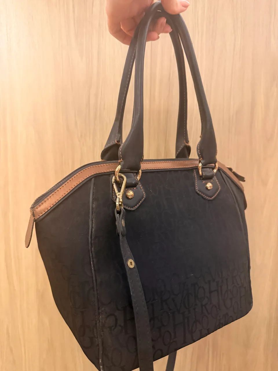Bolsa Victor Hugo preta, elegante e espaçosa  - Foto 2