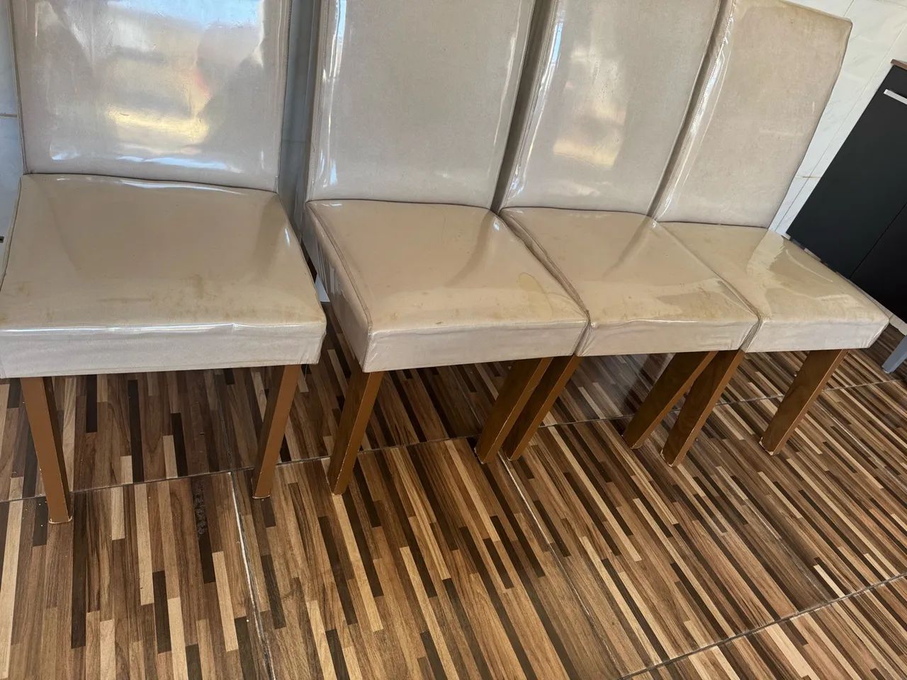 Vendo 4 cadeiras de jantar - Foto 4
