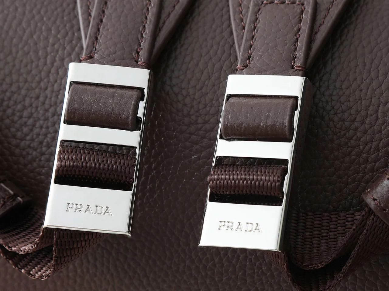 Mochila Prada em Saffiano marrom  - Foto 3