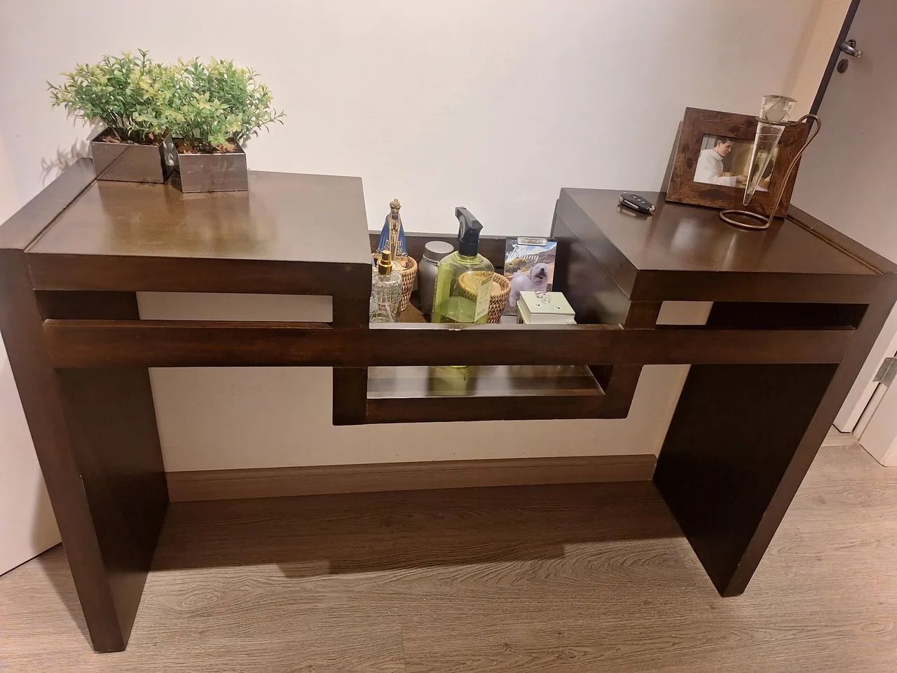 Aparador e quadro decorativo e otima qualidade! 
