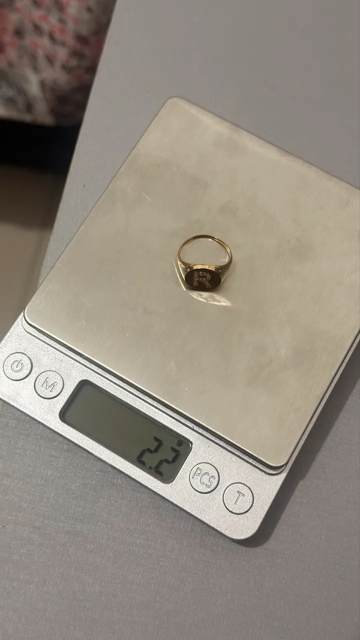 Anel em ouro 18K com letra R cravejada - Foto 5