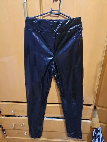 Calça legging de vinil...