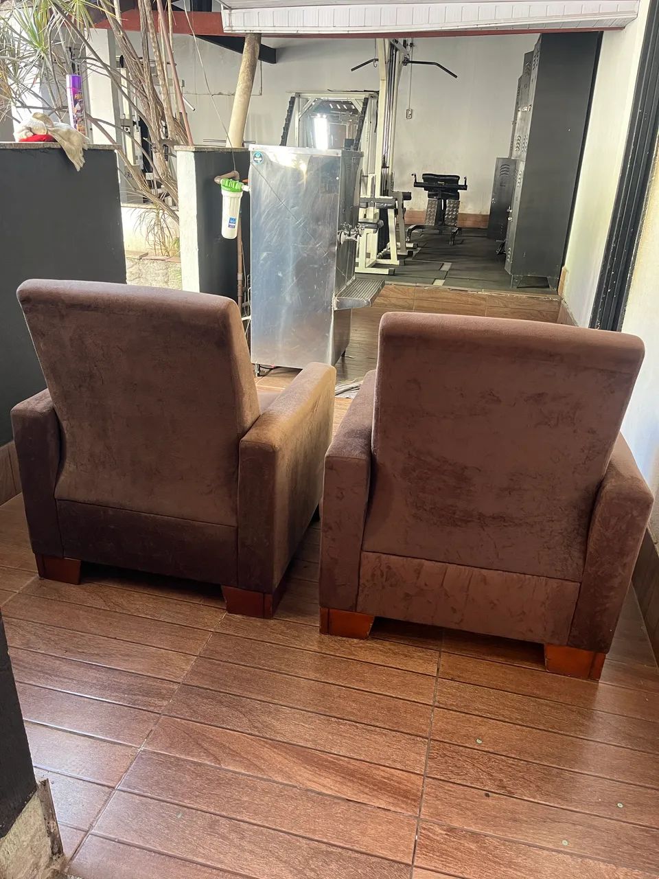 Par de Poltronas em Veludo Marrom - Foto 4