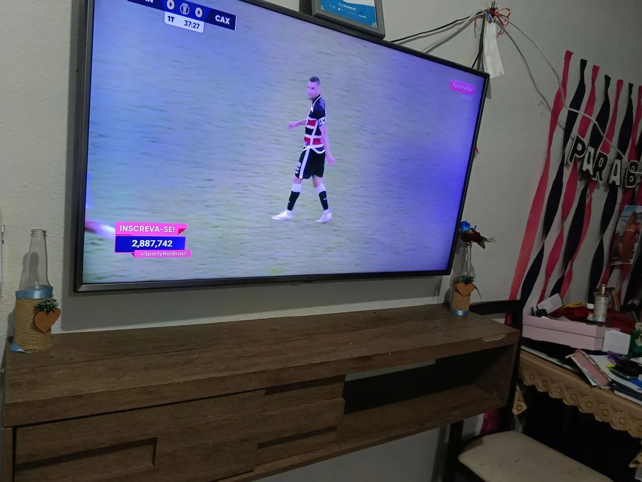 Televisão 50 polegadas junto com rack suspenso  - Foto 4