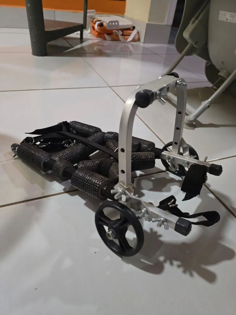 Cadeira de rodas para cachorro pequeno