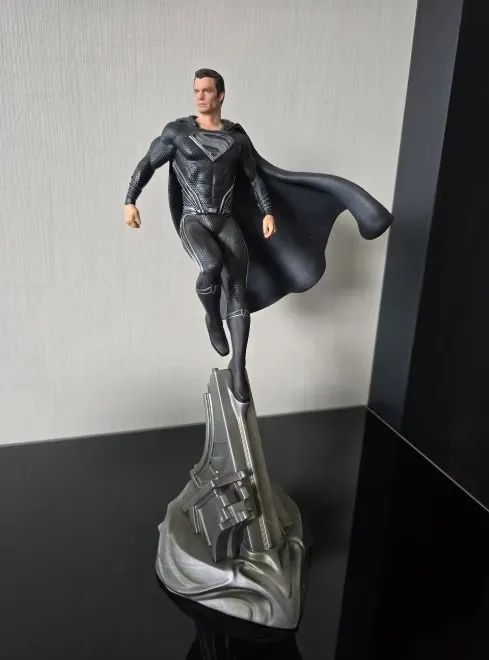Supeman Black Suit 1/10 Iron Studios - Foto 3