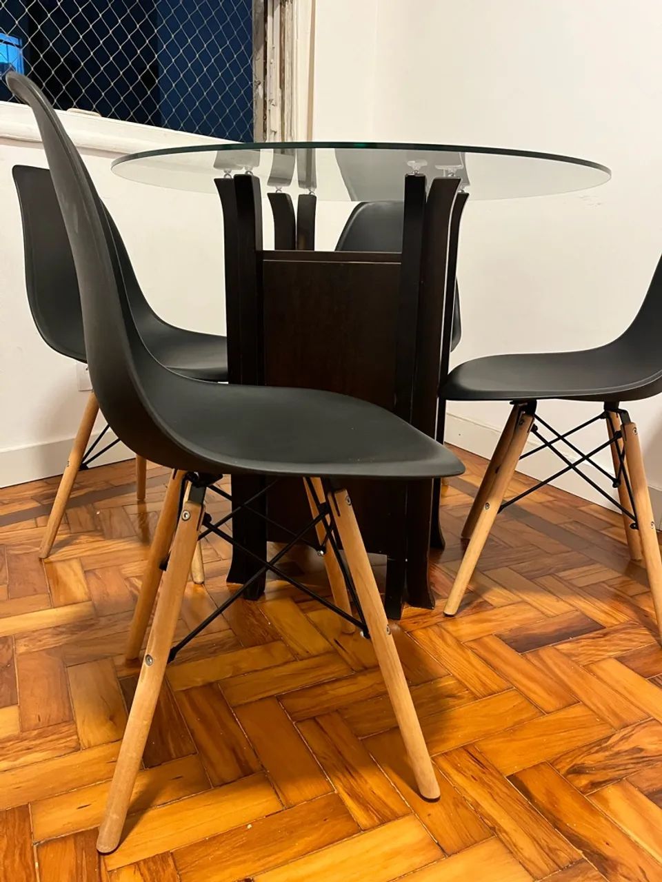 Mesa tampo de vidro + 4 cadeiras eames - Foto 4