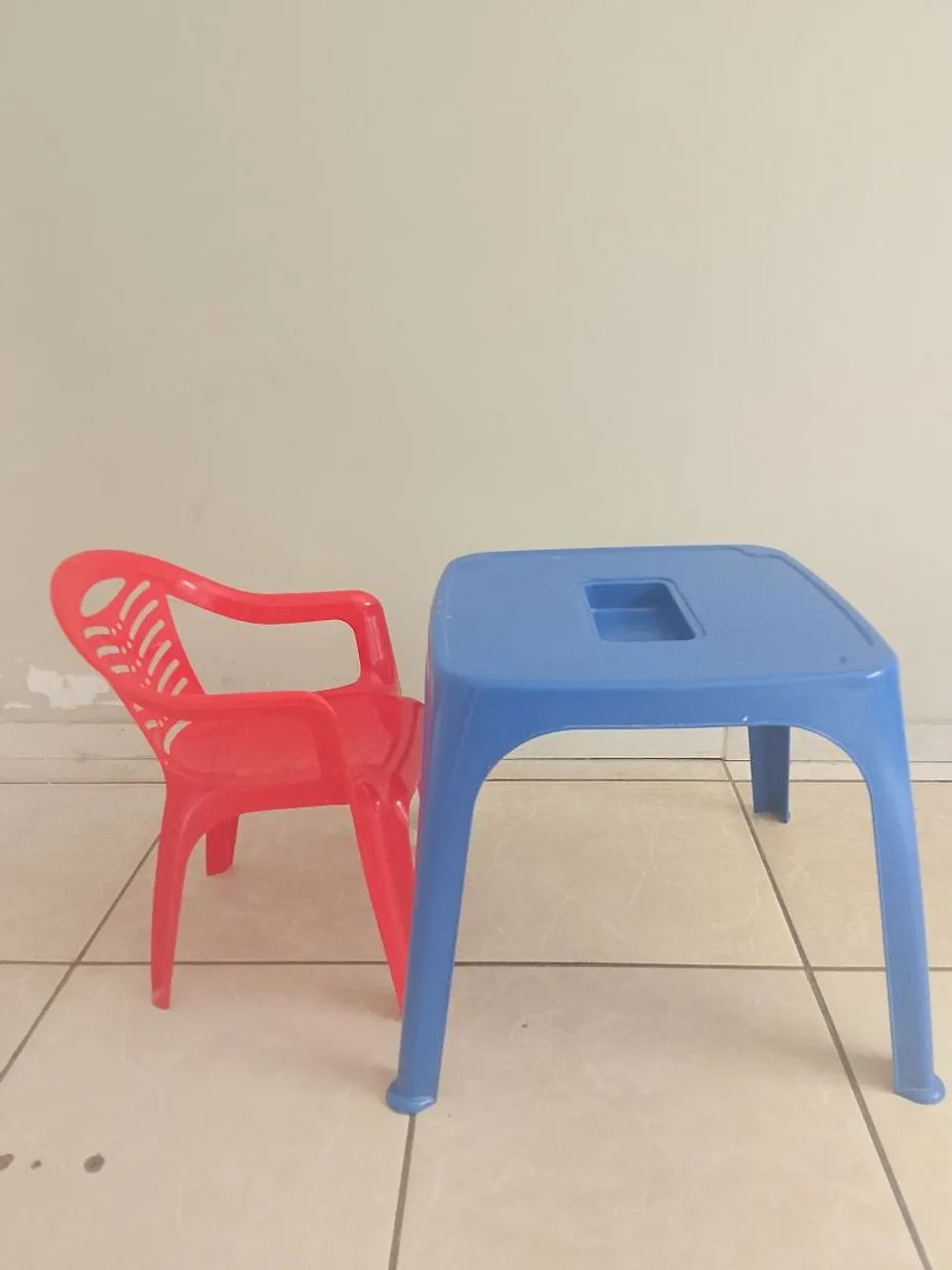 Vendo mesa com cadeira infantil e mesa de macarrão 