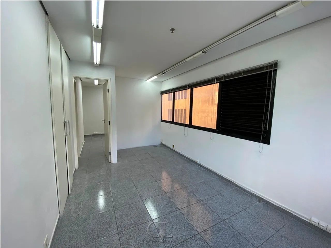 LIBERDADE - CONJ. COMERCIAL AO LADO DO METRÔ! - Foto 2
