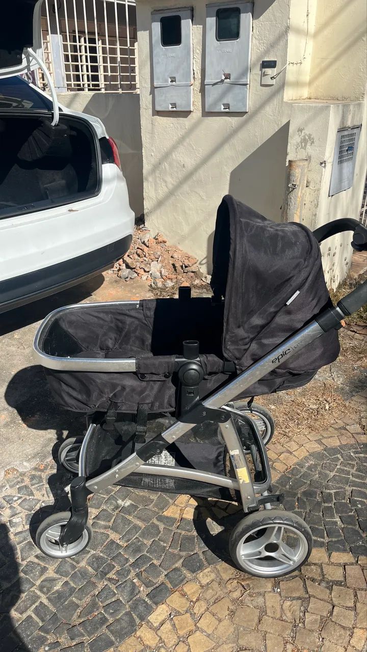 Carrinho de bebê com bebê conforto 