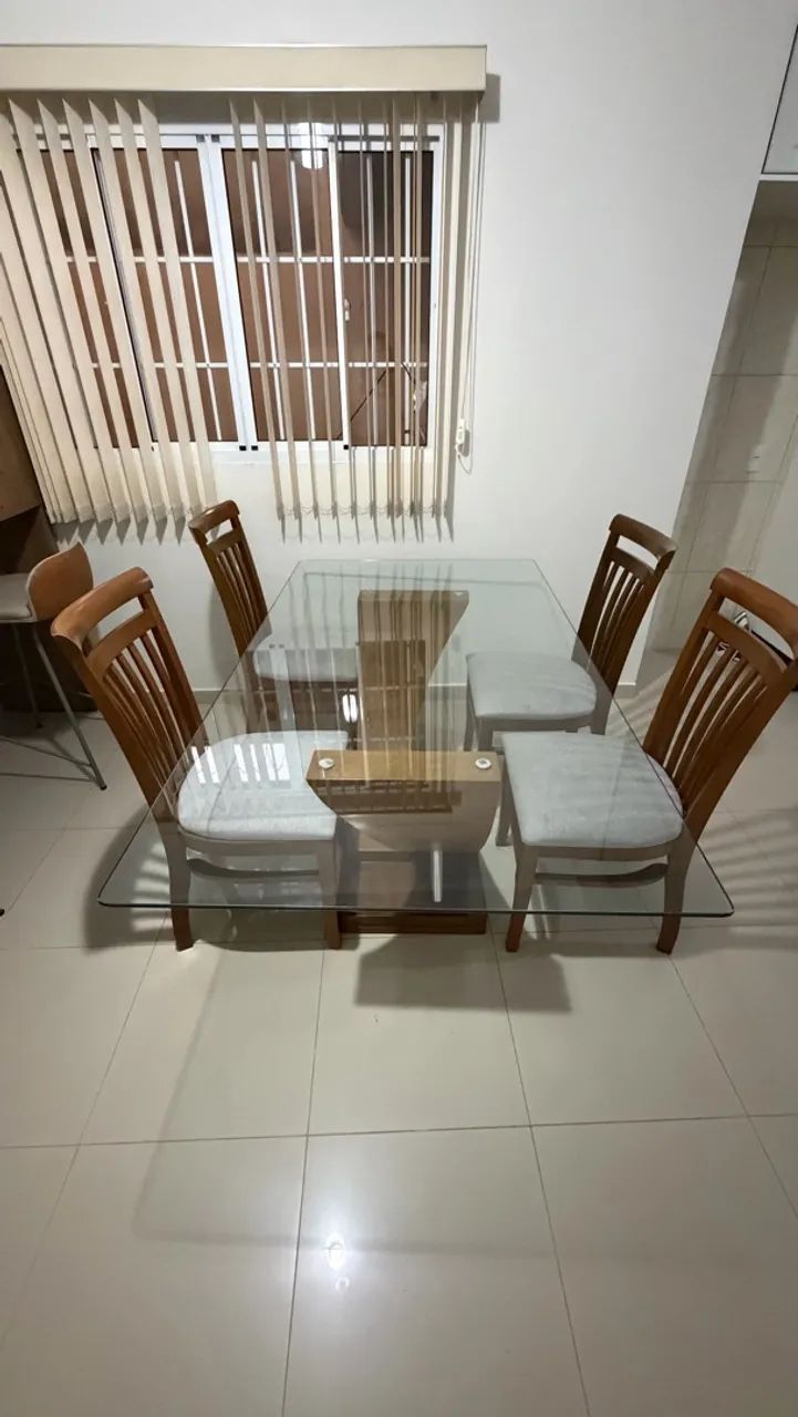 Mesa de jantar com 4 cadeiras 