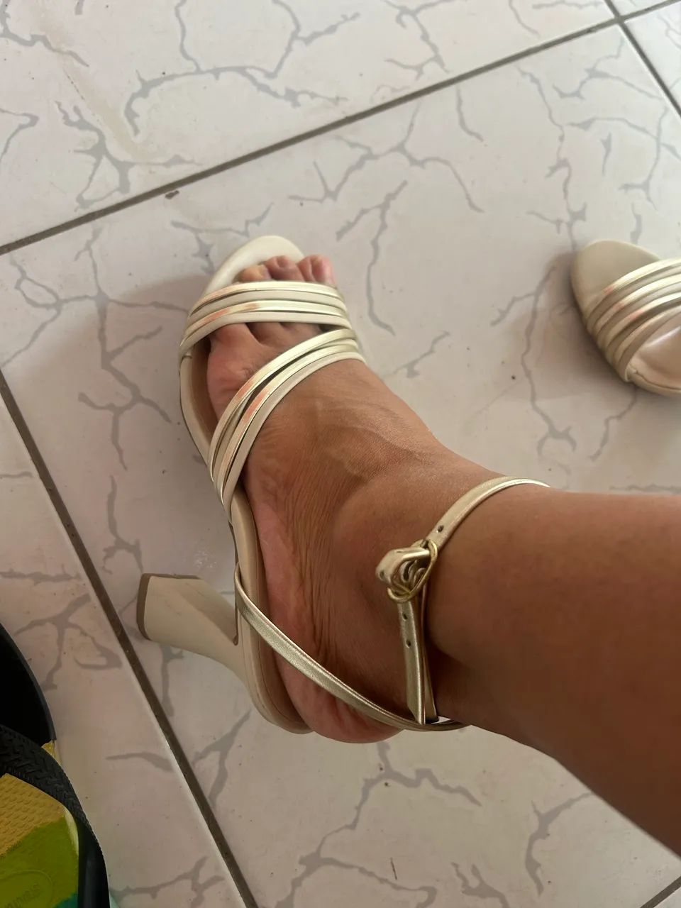 Sandália Dourada com Off  - Foto 2