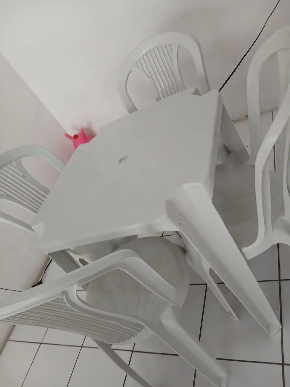 Vendo mesa de plástico com 4 cadeiras