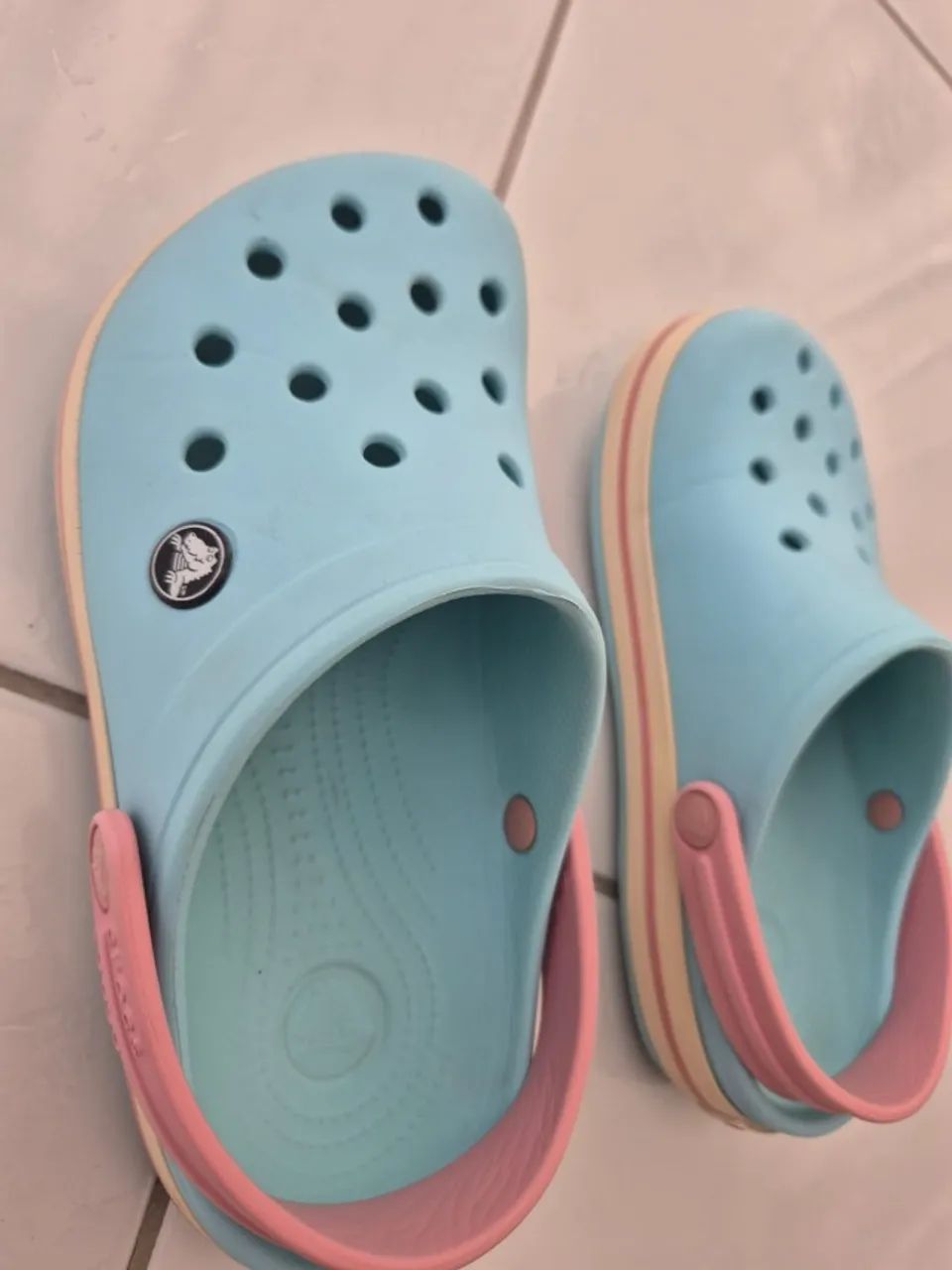 Crocs original J3 - usada porém muito nova - Foto 4