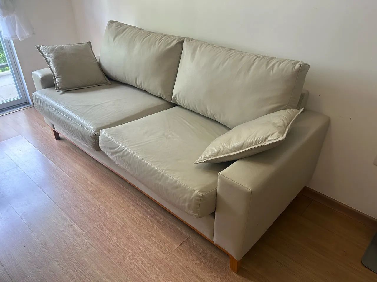 Sofá 3 lugares de material sintético