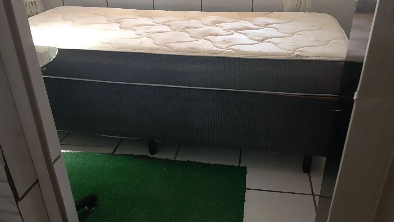 Cama solteiro  com base em perfeito estado 