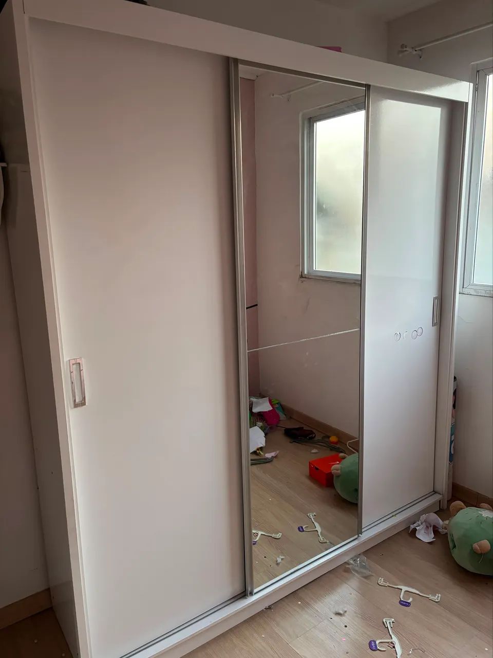 Móveis a venda - SOFÁ, RACK, guarda roupas, cama montessori menina, mesa e cadeiras - Foto 5
