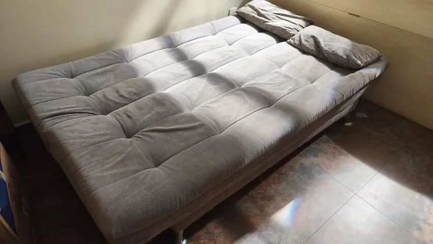 Sofá-cama Suede Cinza em bom estado - Foto 3