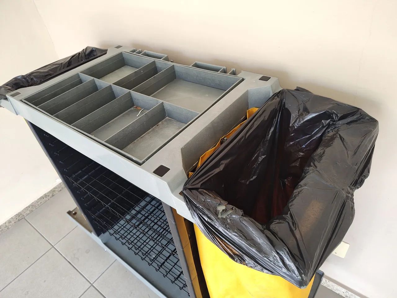 Carrinho de limpeza para hotel  - Foto 4