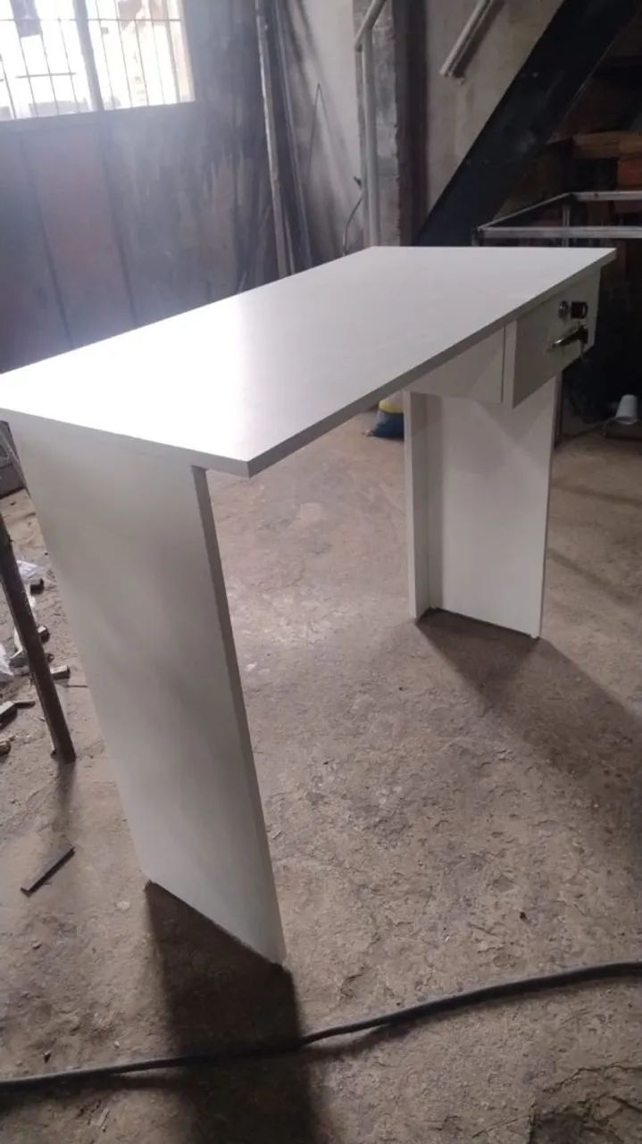 Mesa robusta com gaveta e chave